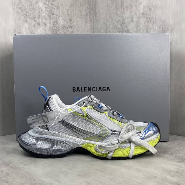 新款上架 Balenciaga 3Xl Sneaker 整体鞋型汲取了balenciaga Track和balenciaga Runner两款鞋型的创作思路，相