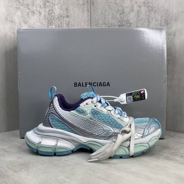 新款上架 Balenciaga 3Xl Sneaker 整体鞋型汲取了balenciaga Track和balenciaga Runner两款鞋型的创作思路，相