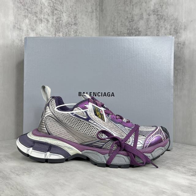 新款上架 Balenciaga 3Xl Sneaker 整体鞋型汲取了balenciaga Track和balenciaga Runner两款鞋型的创作思路，相