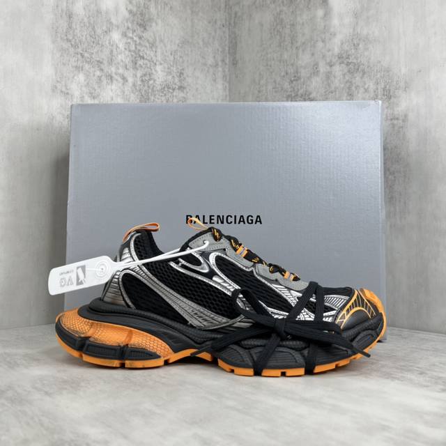 新款上架 Balenciaga 3Xl Sneaker 整体鞋型汲取了balenciaga Track和balenciaga Runner两款鞋型的创作思路，相