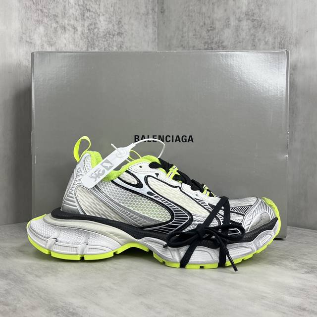 新款上架 Balenciaga 3Xl Sneaker 整体鞋型汲取了balenciaga Track和balenciaga Runner两款鞋型的创作思路，相