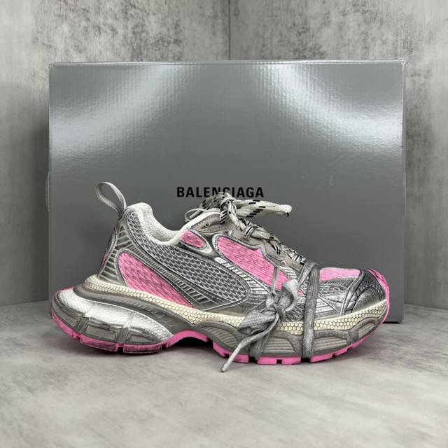 新款上架 Balenciaga 3Xl Sneaker 整体鞋型汲取了balenciaga Track和balenciaga Runner两款鞋型的创作思路，相