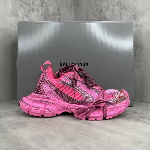 新款上架 Balenciaga 3Xl Sneaker 整体鞋型汲取了balenciaga Track和balenciaga Runner两款鞋型的创作思路，相