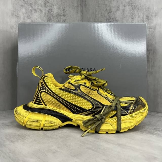 新款上架 Balenciaga 3Xl Sneaker 整体鞋型汲取了balenciaga Track和balenciaga Runner两款鞋型的创作思路，相