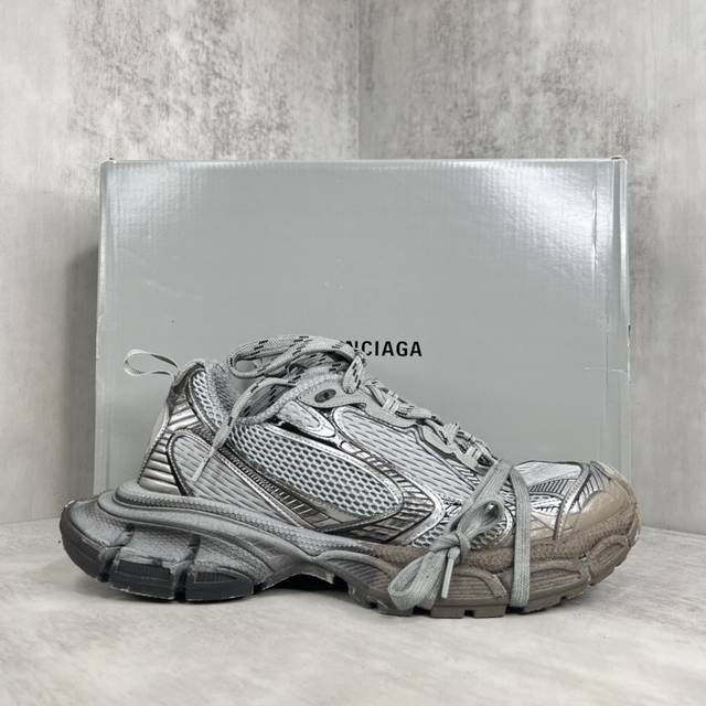 新款上架 Balenciaga 3Xl Sneaker 整体鞋型汲取了balenciaga Track和balenciaga Runner两款鞋型的创作思路，相