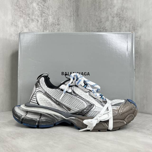 新款上架 Balenciaga 3Xl Sneaker 整体鞋型汲取了balenciaga Track和balenciaga Runner两款鞋型的创作思路，相