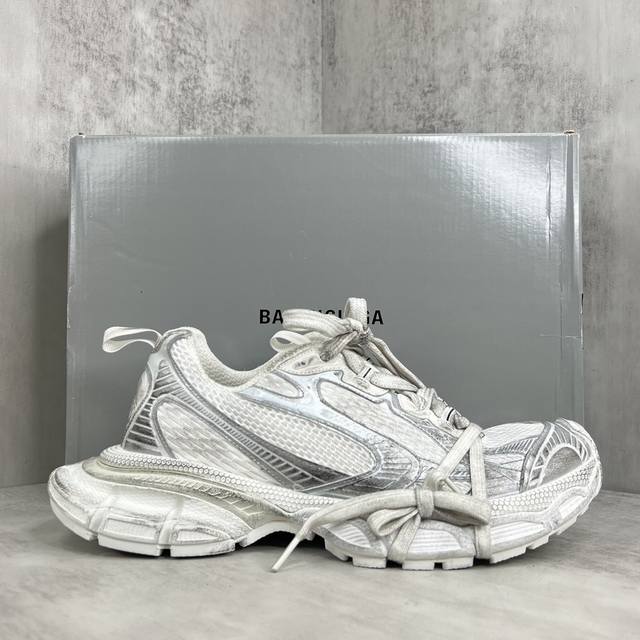 新款上架 Balenciaga 3Xl Sneaker 整体鞋型汲取了balenciaga Track和balenciaga Runner两款鞋型的创作思路，相