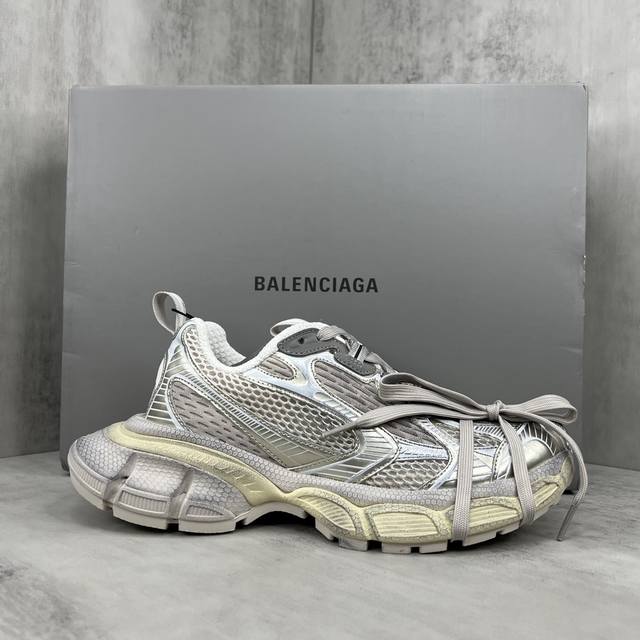 新款上架 Balenciaga 3Xl Sneaker 整体鞋型汲取了balenciaga Track和balenciaga Runner两款鞋型的创作思路，相