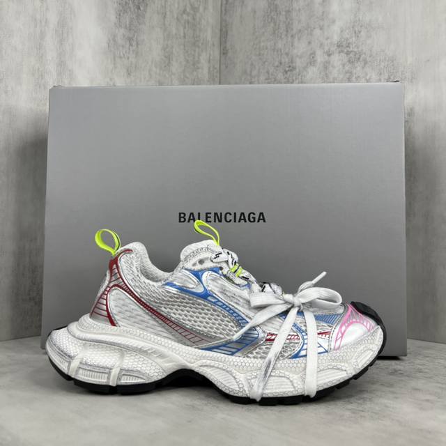 新款上架 Balenciaga 3Xl Sneaker 整体鞋型汲取了balenciaga Track和balenciaga Runner两款鞋型的创作思路，相