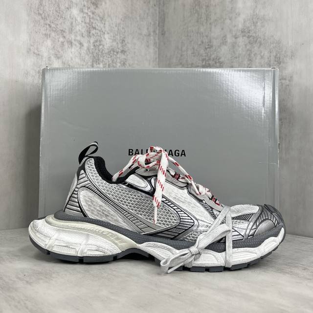 新款上架 Balenciaga 3Xl Sneaker 整体鞋型汲取了balenciaga Track和balenciaga Runner两款鞋型的创作思路，相