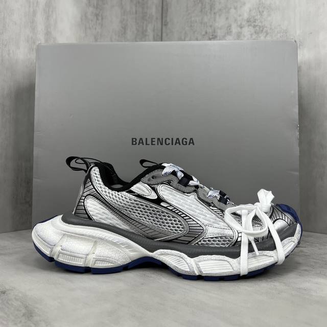 新款上架 Balenciaga 3Xl Sneaker 整体鞋型汲取了balenciaga Track和balenciaga Runner两款鞋型的创作思路，相