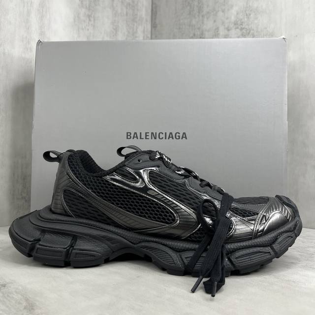 新款上架 Balenciaga 3Xl Sneaker 整体鞋型汲取了balenciaga Track和balenciaga Runner两款鞋型的创作思路，相