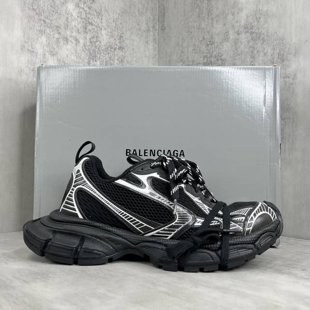 新款上架 Balenciaga 3Xl Sneaker 整体鞋型汲取了balenciaga Track和balenciaga Runner两款鞋型的创作思路，相