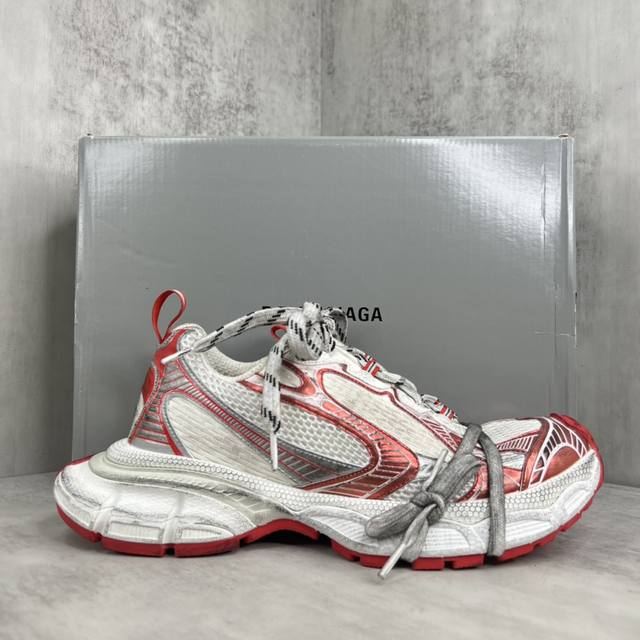 新款上架 Balenciaga 3Xl Sneaker 整体鞋型汲取了balenciaga Track和balenciaga Runner两款鞋型的创作思路，相