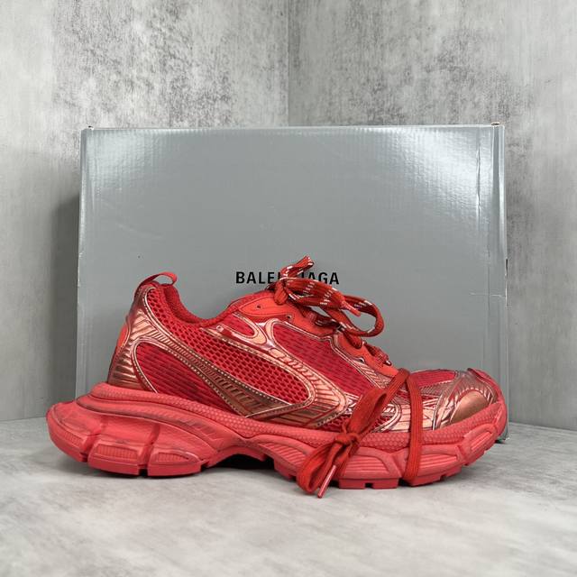 新款上架 Balenciaga 3Xl Sneaker 整体鞋型汲取了balenciaga Track和balenciaga Runner两款鞋型的创作思路，相