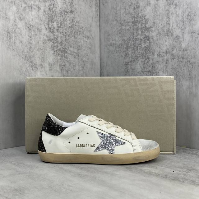 新款上架 Golden Goose Ggdb百搭两穿休闲鞋 追求“完美的不完美”、品牌标志性的lived-In 岁月留痕，做旧处理和独特的星星元素，是意大利手作