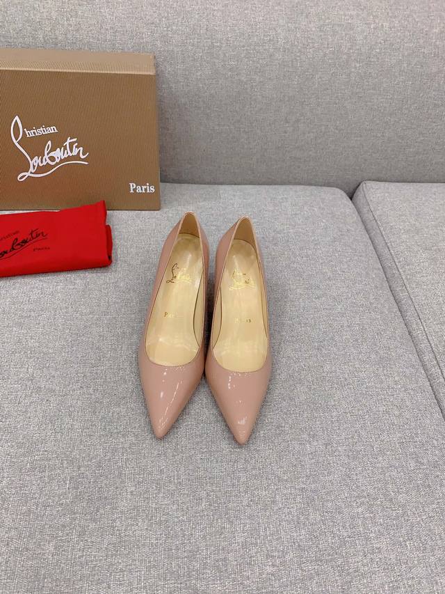 出厂价Christian Loubouti* 经典红底高跟鞋 流畅的曲线勾勒曼妙风情 尽显性感风姿 万年经典款鞋面牛漆皮 内里垫脚羊皮 原版进口ar1顶级真皮大