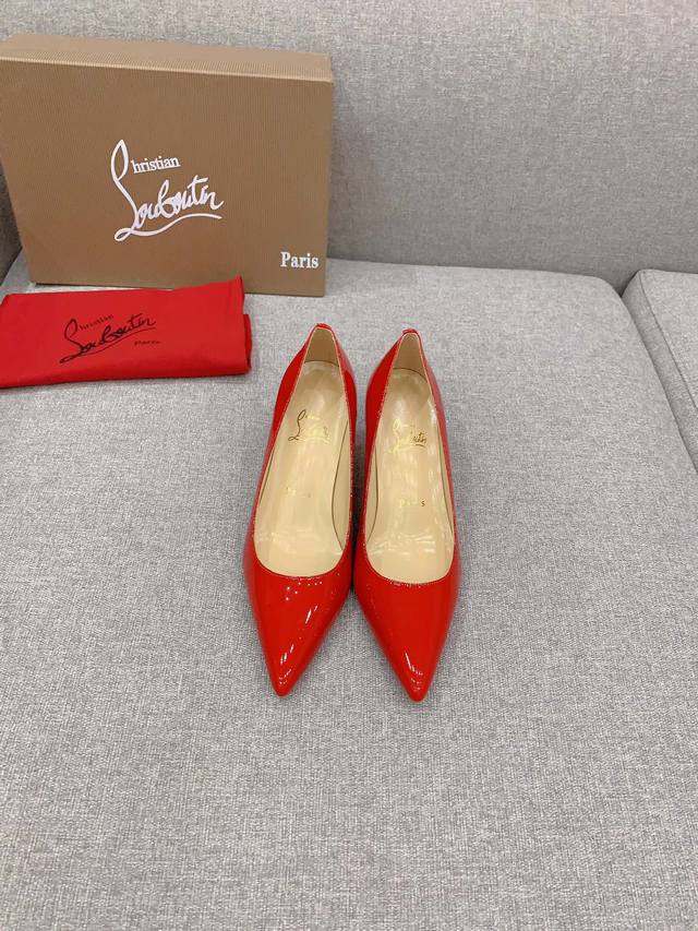 出厂价Christian Loubouti* 经典红底高跟鞋 流畅的曲线勾勒曼妙风情 尽显性感风姿 万年经典款鞋面牛漆皮 内里垫脚羊皮 原版进口ar1顶级真皮大