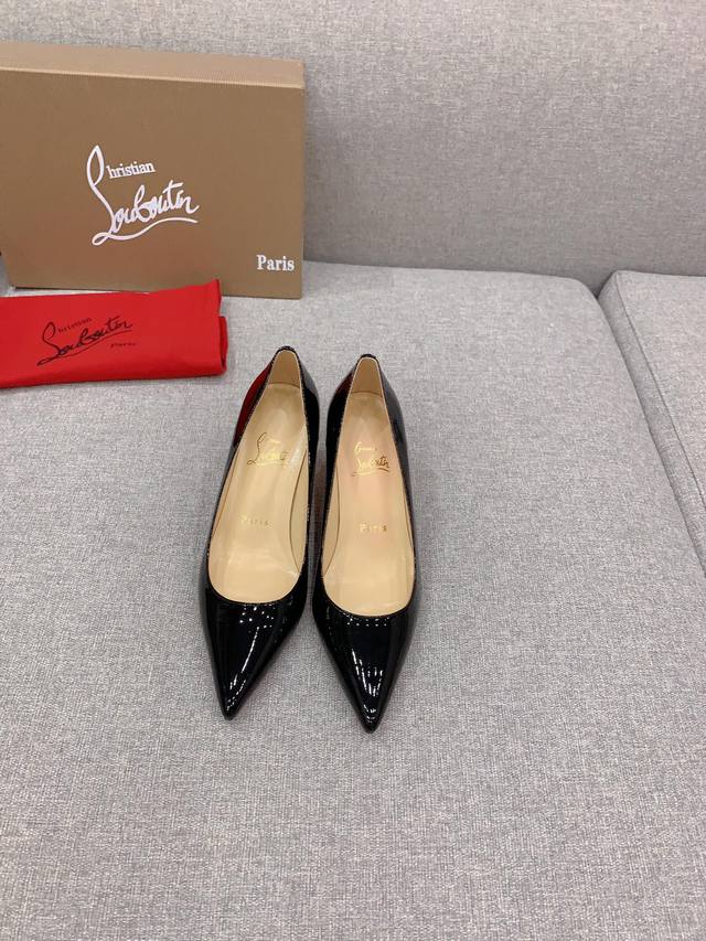 出厂价Christian Loubouti* 经典红底高跟鞋 流畅的曲线勾勒曼妙风情 尽显性感风姿 万年经典款鞋面牛漆皮 内里垫脚羊皮 原版进口ar1顶级真皮大