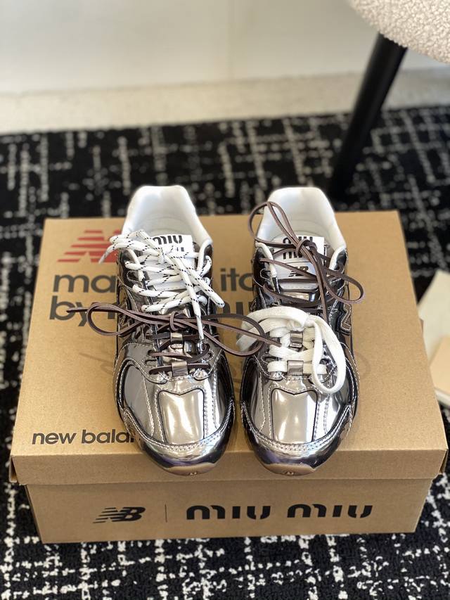 代购级Miu Miunew Balance 530 缪缪 纽巴伦联名ss 25 春夏系列复古 运动鞋网上已经吹爆了这个款！超级 复古到心里了吧以双色鞋带样式呈现