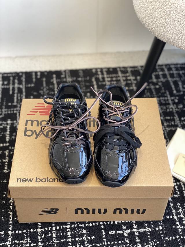 代购级Miu Miunew Balance 530 缪缪 纽巴伦联名ss 25 春夏系列复古 运动鞋网上已经吹爆了这个款！超级 复古到心里了吧以双色鞋带样式呈现