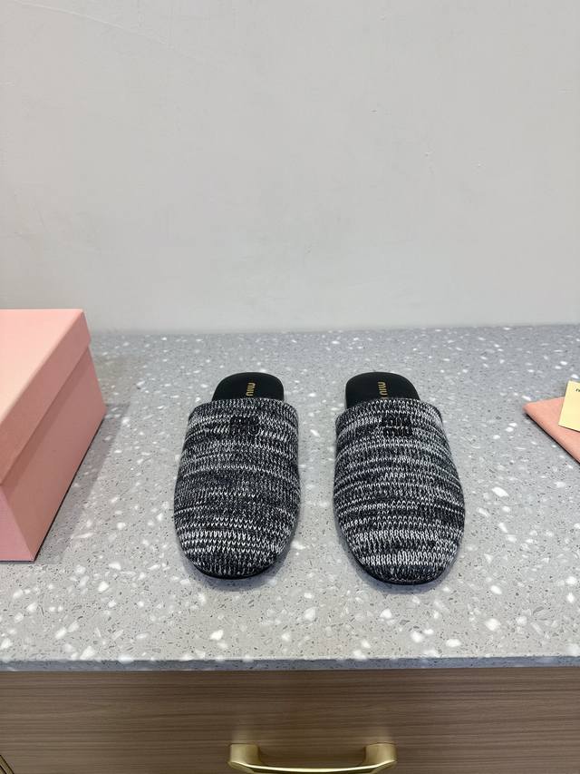 Miu Miu 缪缪 25Ss早春新品 夏季穆勒拖懒人包头毛线半拖鞋针织毛线的设计 超级好看！度假风满满 第一眼看到这个鞋子就有种软绵绵的感觉，简单而带点复古气