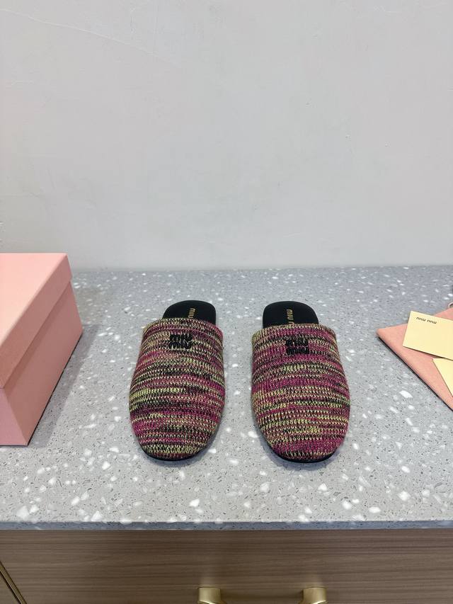 Miu Miu 缪缪 25Ss早春新品 夏季穆勒拖懒人包头毛线半拖鞋针织毛线的设计 超级好看！度假风满满 第一眼看到这个鞋子就有种软绵绵的感觉，简单而带点复古气