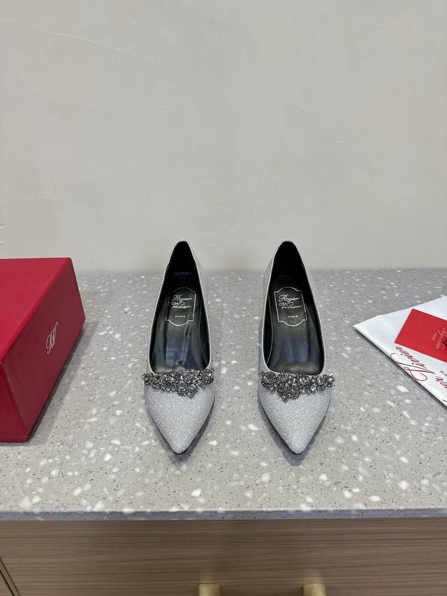 Roger Vivier 25Ss早春 花型钻扣丝绸 尖头鞋 钻扣系列 真丝单鞋婚礼 晚会最合适不过经典鞋型，极具摩登范儿日常搭配和重要场合搭配的女神款绝对要入