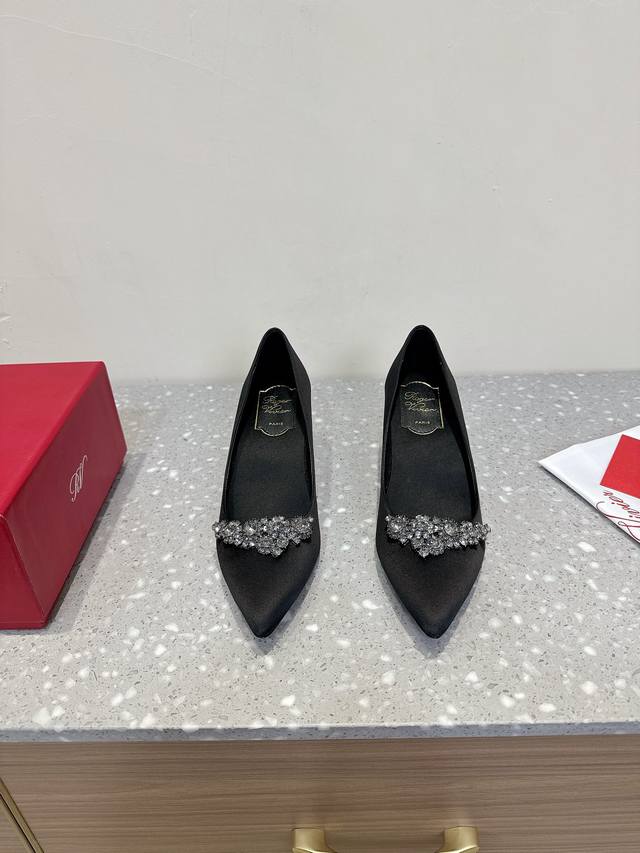 Roger Vivier 25Ss早春 花型钻扣丝绸 尖头鞋 钻扣系列 真丝单鞋婚礼 晚会最合适不过经典鞋型，极具摩登范儿日常搭配和重要场合搭配的女神款绝对要入