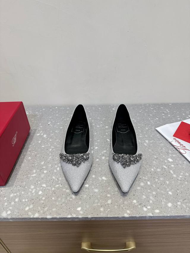 Roger Vivier 25Ss早春 花型钻扣丝绸 尖头鞋 钻扣系列 真丝单鞋婚礼 晚会最合适不过经典鞋型，极具摩登范儿日常搭配和重要场合搭配的女神款绝对要入