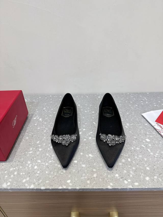 Roger Vivier 25Ss早春 花型钻扣丝绸 尖头鞋 钻扣系列 真丝单鞋婚礼 晚会最合适不过经典鞋型，极具摩登范儿日常搭配和重要场合搭配的女神款绝对要入