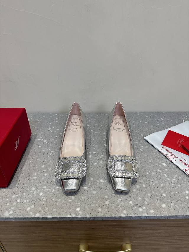 Roger Vivier Jewel Heel 25Ss早春新款 系列新款钻方扣 单鞋气质高级的一款，新款方钻扣上脚奢华精致高级感满满，通勤风名媛风都妥鞋面：原