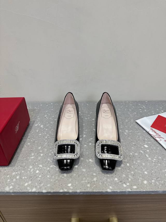 Roger Vivier Jewel Heel 25Ss早春新款 系列新款钻方扣 单鞋气质高级的一款，新款方钻扣上脚奢华精致高级感满满，通勤风名媛风都妥鞋面：原