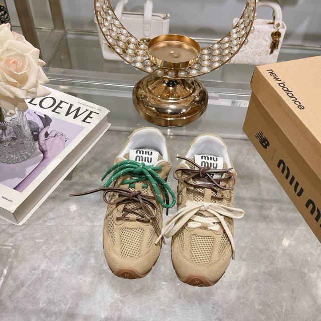 出厂 新色增加miumiux New Balance 漆面休闲阿甘鞋德训鞋运动鞋原版开发，Miu Miux从new Balance 经典 Nb530运动鞋中汲取