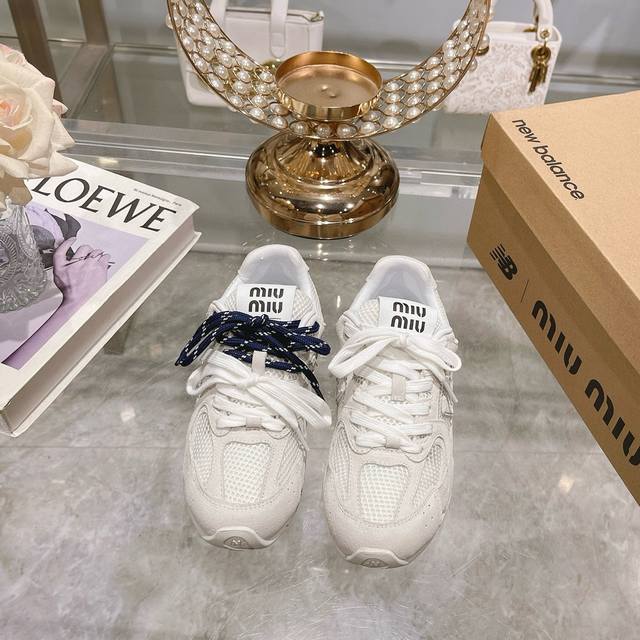 出厂 新色增加miumiux New Balance 漆面休闲阿甘鞋德训鞋运动鞋原版开发，Miu Miux从new Balance 经典 Nb530运动鞋中汲取