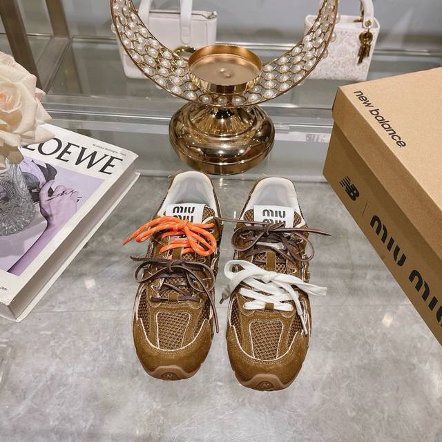 出厂 新色增加miumiux New Balance 漆面休闲阿甘鞋德训鞋运动鞋原版开发，Miu Miux从new Balance 经典 Nb530运动鞋中汲取