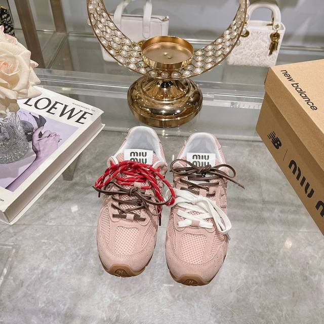 出厂 新色增加miumiux New Balance 漆面休闲阿甘鞋德训鞋运动鞋原版开发，Miu Miux从new Balance 经典 Nb530运动鞋中汲取