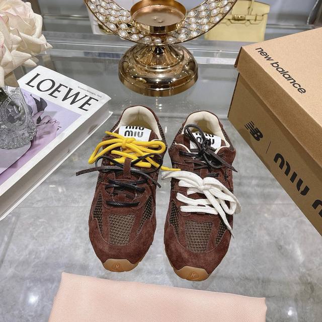 出厂 新色增加miumiux New Balance 漆面休闲阿甘鞋德训鞋运动鞋原版开发，Miu Miux从new Balance 经典 Nb530运动鞋中汲取