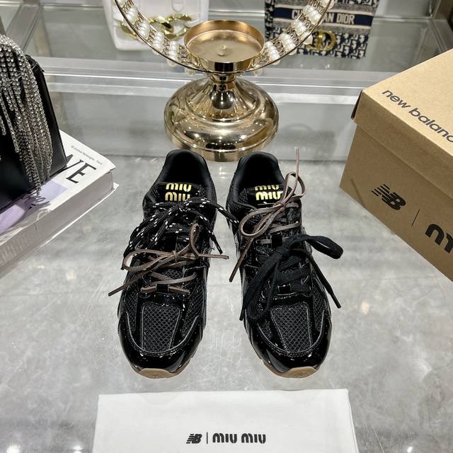 出厂 新色增加miumiux New Balance 漆面休闲阿甘鞋德训鞋运动鞋原版开发，Miu Miux从new Balance 经典 Nb530运动鞋中汲取