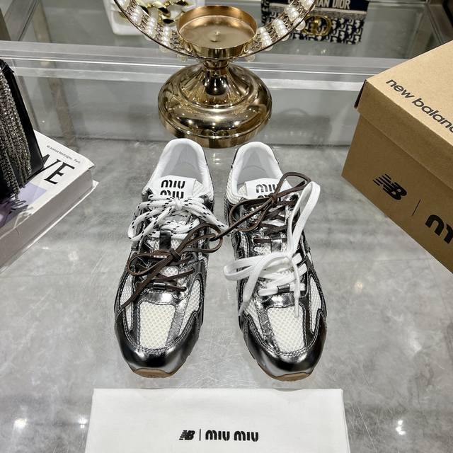 出厂 新色增加miumiux New Balance 漆面休闲阿甘鞋德训鞋运动鞋原版开发，Miu Miux从new Balance 经典 Nb530运动鞋中汲取