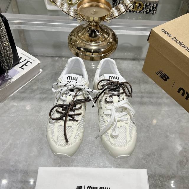 出厂 新色增加miumiux New Balance 漆面休闲阿甘鞋德训鞋运动鞋原版开发，Miu Miux从new Balance 经典 Nb530运动鞋中汲取