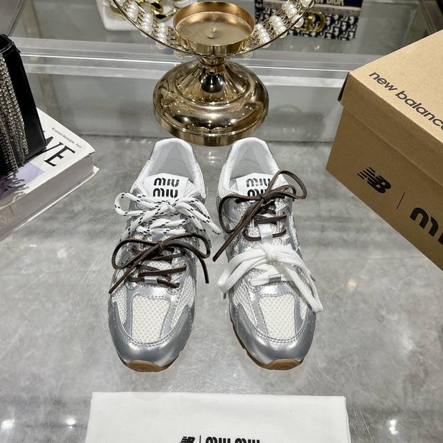 出厂 新色增加miumiux New Balance 漆面休闲阿甘鞋德训鞋运动鞋原版开发，Miu Miux从new Balance 经典 Nb530运动鞋中汲取