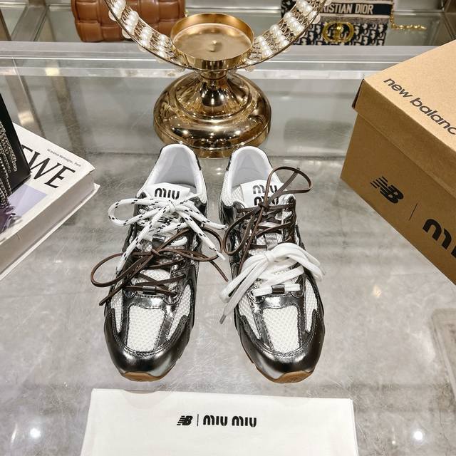 出厂 新色增加miumiux New Balance 漆面休闲阿甘鞋德训鞋运动鞋原版开发，Miu Miux从new Balance 经典 Nb530运动鞋中汲取