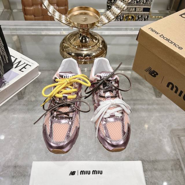 出厂 新色增加祝miumiux New Balance 漆面休闲阿甘鞋德训鞋运动鞋原版开发，Miu Miux从new Balance 经典 Nb530运动鞋中汲