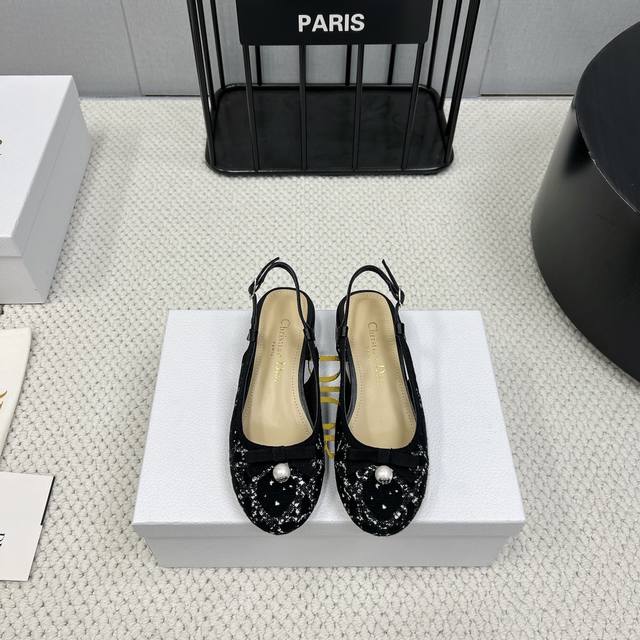 出厂： 独家顶级版本Dior*迪奥 2024Vs秋冬新款单鞋系列珍珠扣后空单鞋原版购入开发 ！完美还原这款鞋的楦形细节鞋面进口牛漆皮 内里垫脚细腻小羊皮，看细节