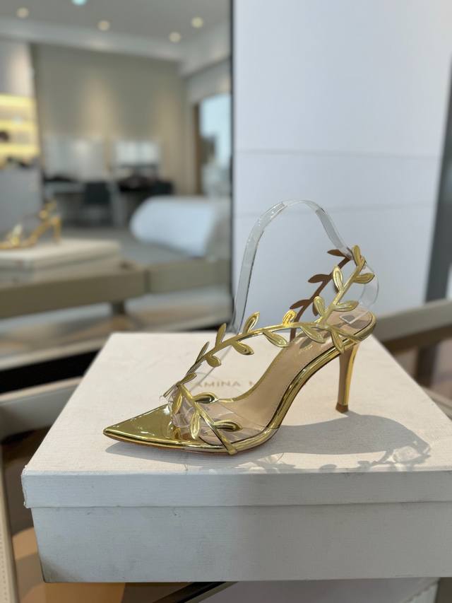 价格：Gianvito Rossi2025新款凉鞋顶级版本代购品质这双尖头高跟漆皮树叶装饰女鞋，简直是我的心头爱！尖头的造型精致又时尚，尽显女性魅力 漆皮的材质