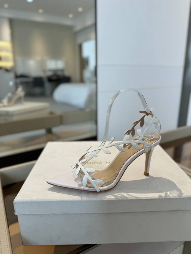 价格：Gianvito Rossi2025新款凉鞋顶级版本代购品质这双尖头高跟漆皮树叶装饰女鞋，简直是我的心头爱！尖头的造型精致又时尚，尽显女性魅力 漆皮的材质