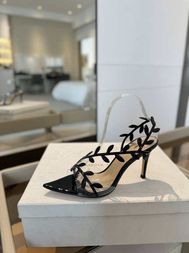 价格：Gianvito Rossi2025新款凉鞋顶级版本代购品质这双尖头高跟漆皮树叶装饰女鞋，简直是我的心头爱！尖头的造型精致又时尚，尽显女性魅力 漆皮的材质