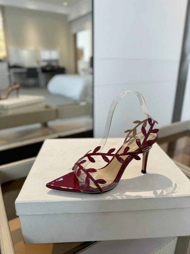 价格：Gianvito Rossi2025新款凉鞋顶级版本代购品质这双尖头高跟漆皮树叶装饰女鞋，简直是我的心头爱！尖头的造型精致又时尚，尽显女性魅力 漆皮的材质