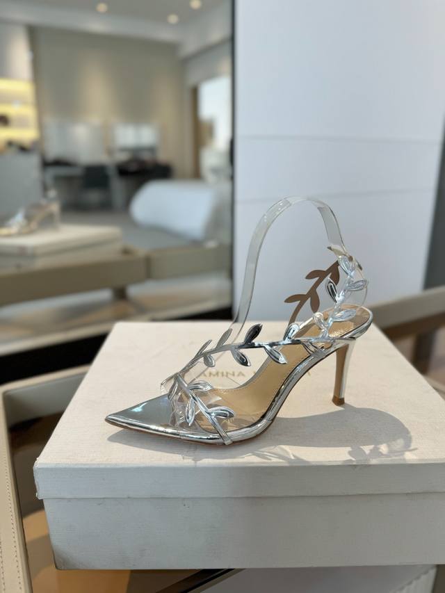 价格：Gianvito Rossi2025新款凉鞋顶级版本代购品质这双尖头高跟漆皮树叶装饰女鞋，简直是我的心头爱！尖头的造型精致又时尚，尽显女性魅力 漆皮的材质